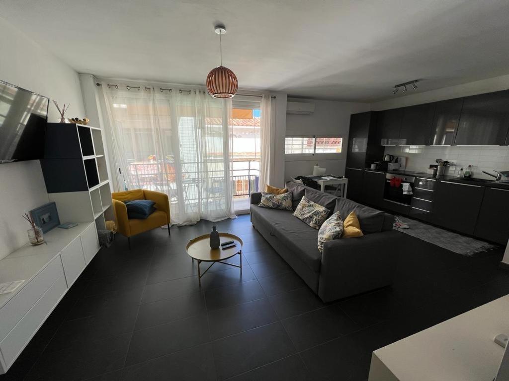 Sunny Flat In Sitges 30 Seconds To Beach, Balcony & Sea Views! Экстерьер фото